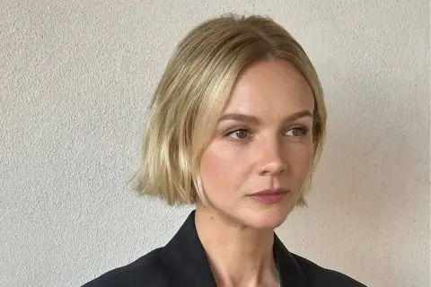 Krótkie, blond włosy w stylu bob, idealnie podkreślające rysy twarzy. To jedna z modnych fryzur bob, która zawsze wygląda stylowo.