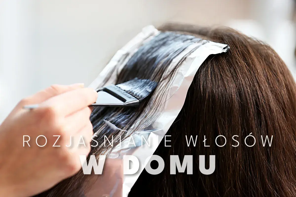 Jak rozjaśnić ciemne włosy farbowane w domu? Pędzel nakłada rozjaśniacz na pasma włosów owinięte folią.