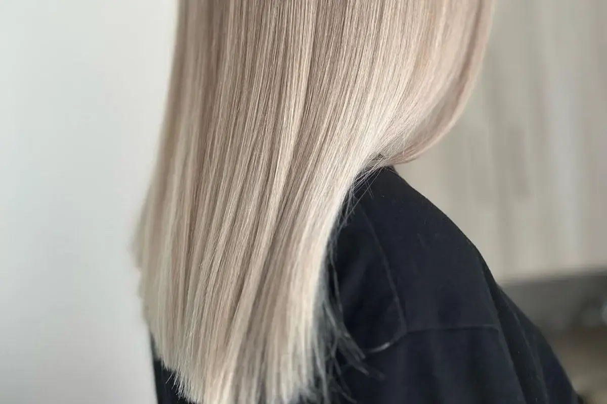 Krótkie, proste, blond włosy z subtelnymi refleksami, widok z boku.